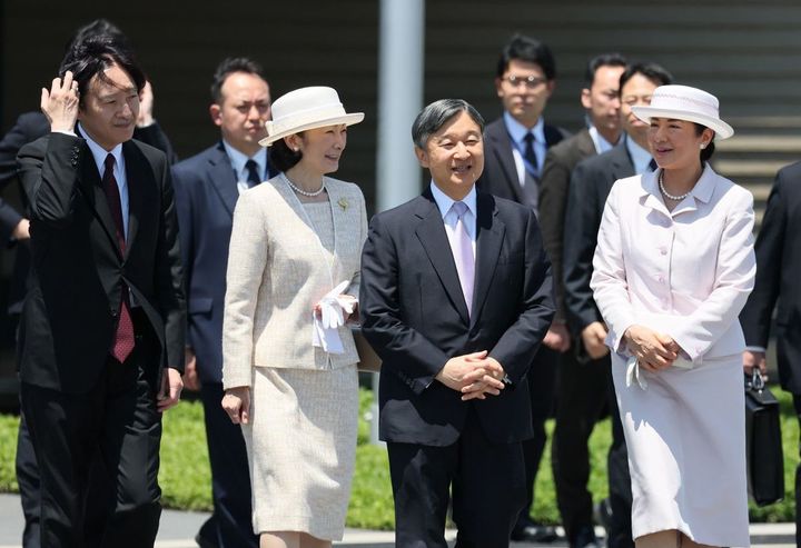 秋篠宮ご夫妻らに見送られ、インドネシアに出発される天皇、皇后両陛下＝2023年6月17日午前、東京・羽田空港