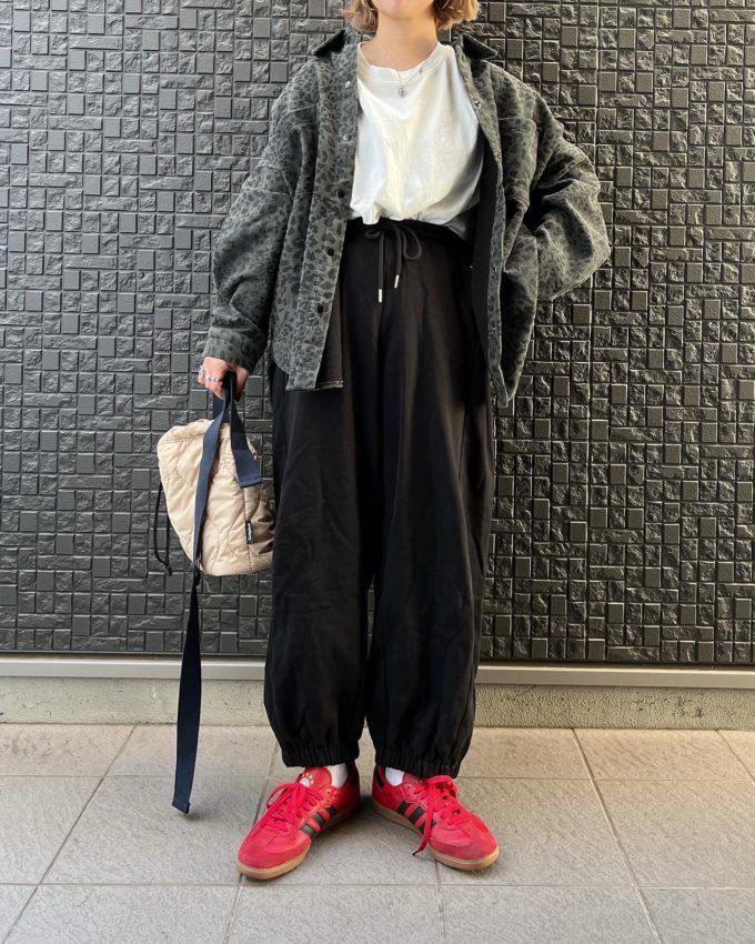 しまむらのベージュの「カラーテープショルダーバッグ」