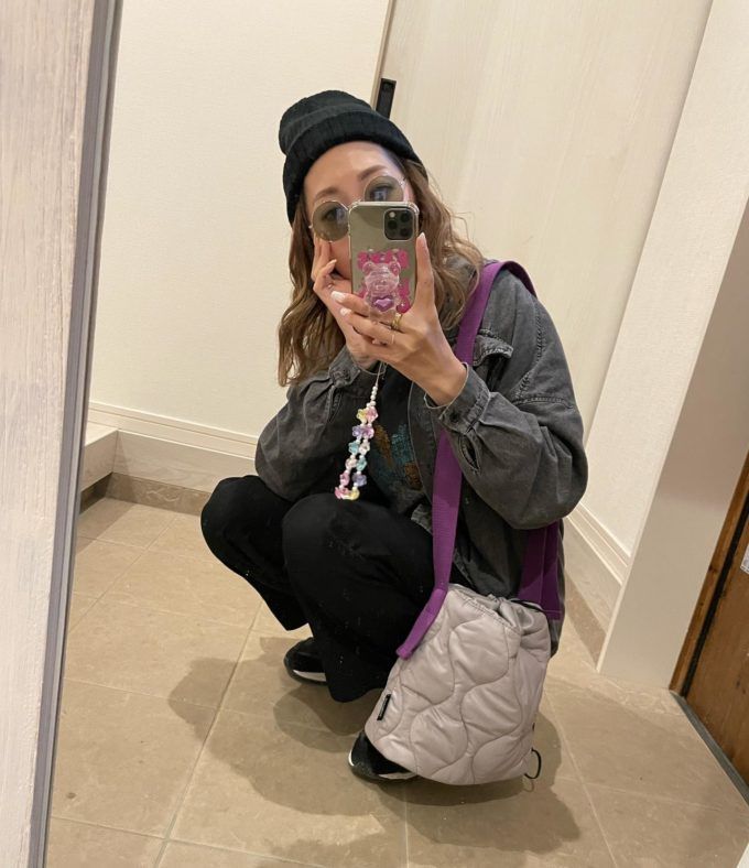 しまむらのグレーの「カラーテープショルダーバッグ」