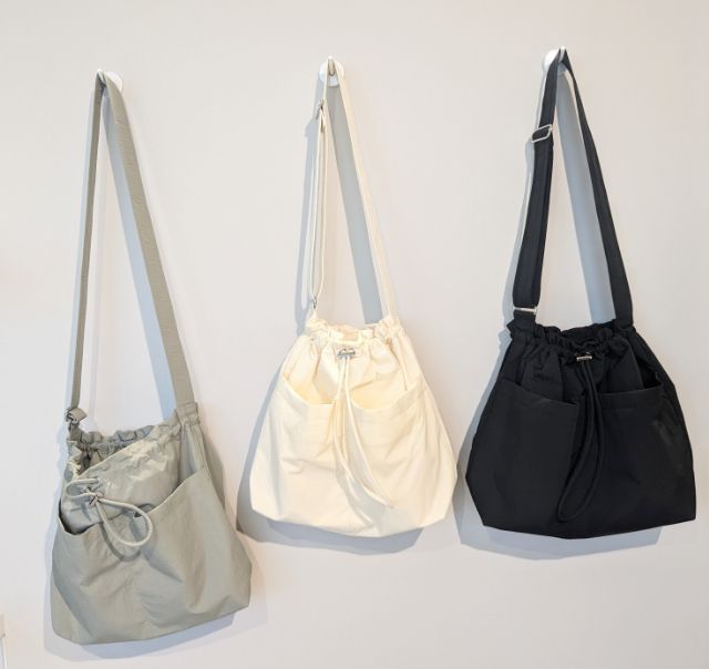 3色のナイロンドローストリングショルダーバッグ