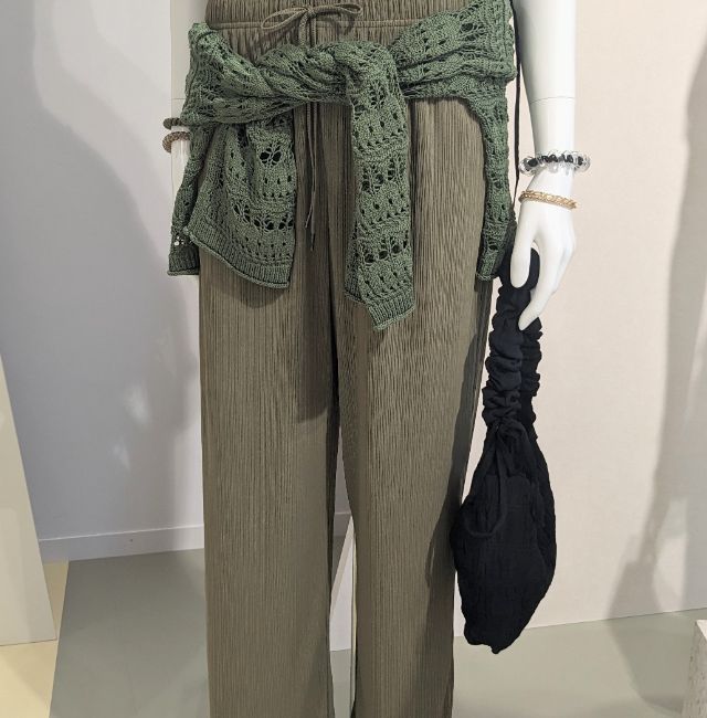 マネキンが黒のナイロンギャザーハンドルバッグを持っている