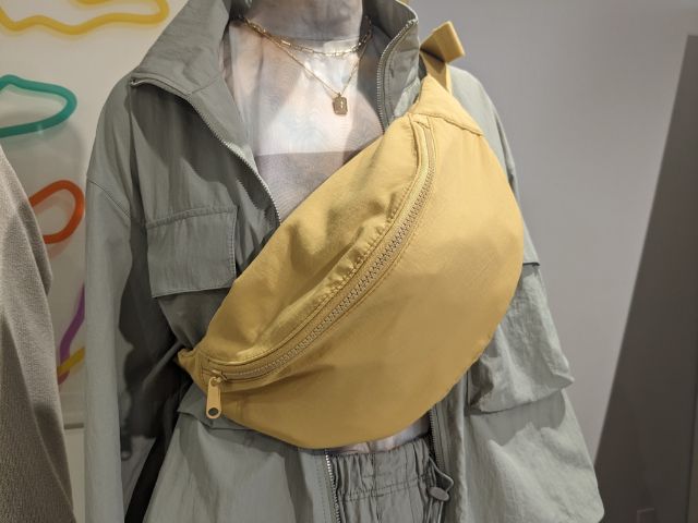 イエローのソフトナイロンウエストバッグを着用