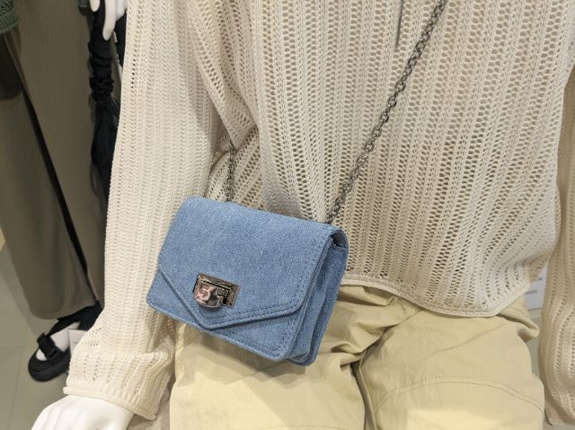 ブルーのチェーンミニバッグ