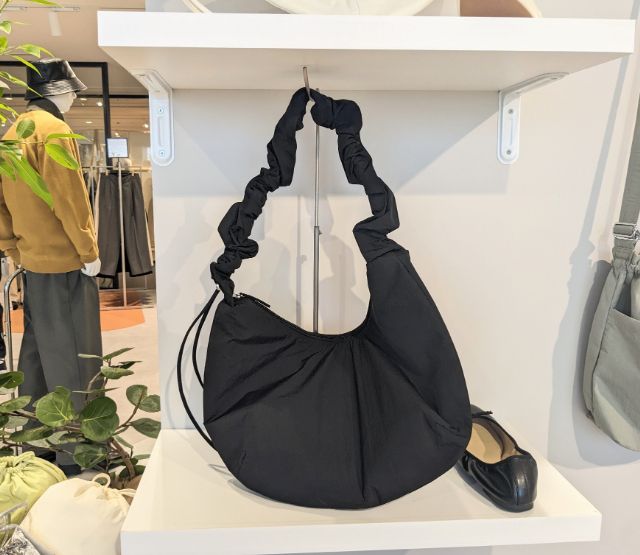 黒のナイロンギャザーハンドルバッグ