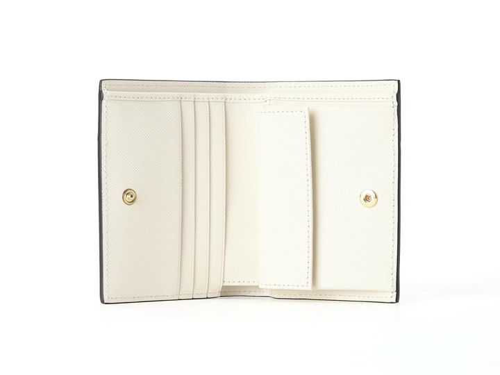 画像: 「サフィアーノカーフスキンバイフォールドウォレット」の内部構造。 出典：パリゴ