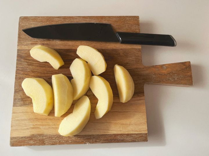 じゅわっしゃくっと食感が楽しい！焼きりんごトースト【渡辺友美子のコーヒーに合うお菓子のレシピ vol.23 〜レシピで旅するヨーロッパ〜】