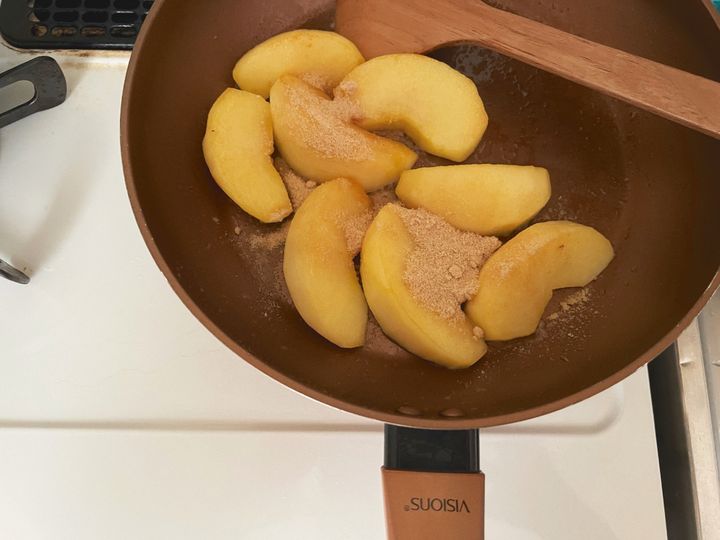 じゅわっしゃくっと食感が楽しい！焼きりんごトースト【渡辺友美子のコーヒーに合うお菓子のレシピ vol.23 〜レシピで旅するヨーロッパ〜】