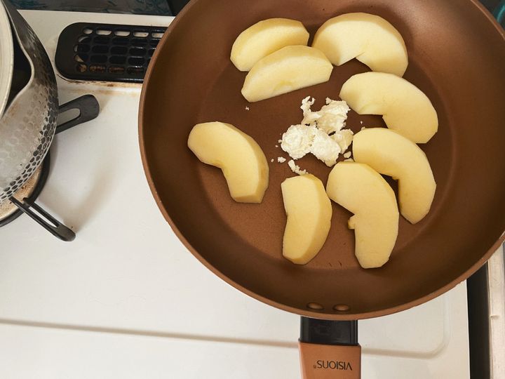 じゅわっしゃくっと食感が楽しい！焼きりんごトースト【渡辺友美子のコーヒーに合うお菓子のレシピ vol.23 〜レシピで旅するヨーロッパ〜】
