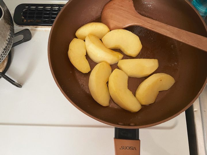 じゅわっしゃくっと食感が楽しい！焼きりんごトースト【渡辺友美子のコーヒーに合うお菓子のレシピ vol.23 〜レシピで旅するヨーロッパ〜】