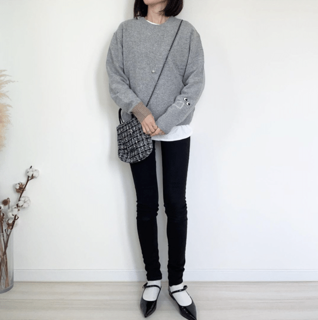 アニヤハインドマーチコラボのグレーニットを使ったコーデ