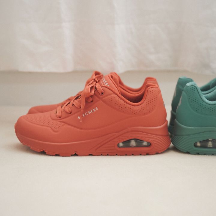 冬色の着こなしには《スケッチャーズ》のきれい色エアスニーカーがアクティブなスパイスになる。【マイスタンダードブック】