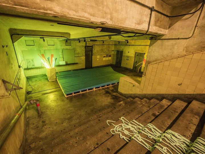 画像: 階段の上から見た、おおつきさんによる「駅で寝てみた」インスタレーション。 出典：フリークス ストア