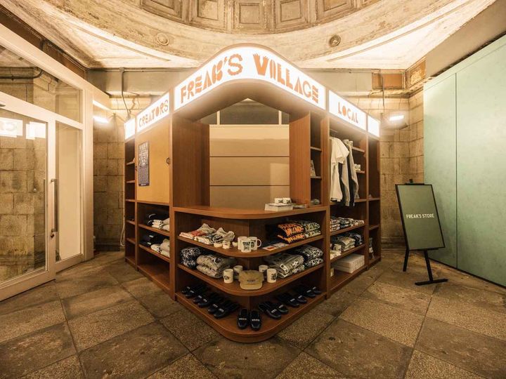 画像: キオスク風の売り場に、今回のコラボグッズなどが並べられていました。 出典：フリークス ストア