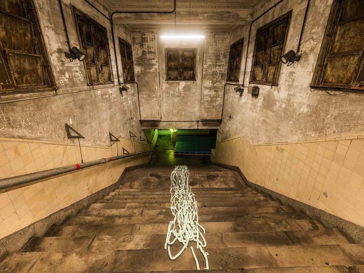 画像: 人が歩いてきた歴史を【フリークス ストア】のブランドカラーであるグリーンで表現したインスタレーション。 出典：フリークス ストア