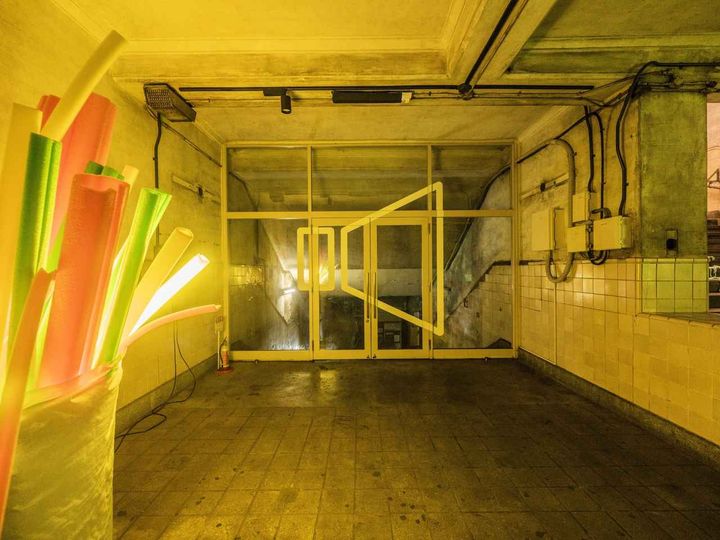 画像: あの扉の向こうにホームへ降りる階段があります。 出典：フリークス ストア