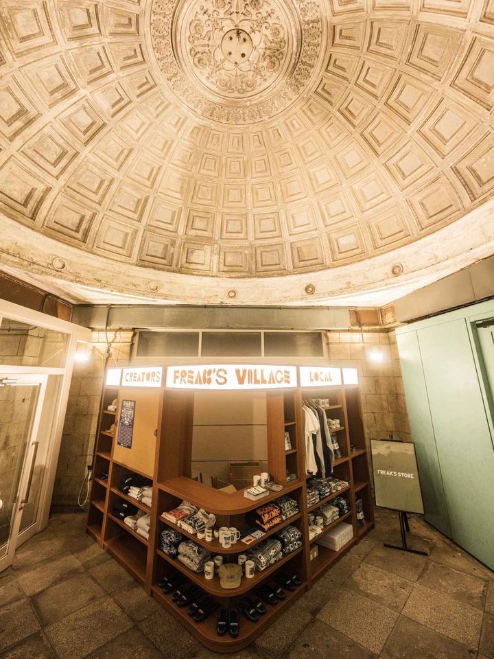 画像: ポップアップショップの目玉である、お買い物スペースは駅舎入り口に設置されました。 出典：フリークス ストア