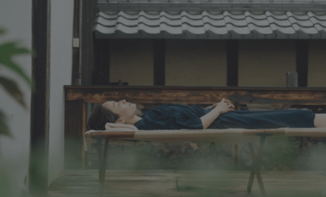 軒下で外気浴画像