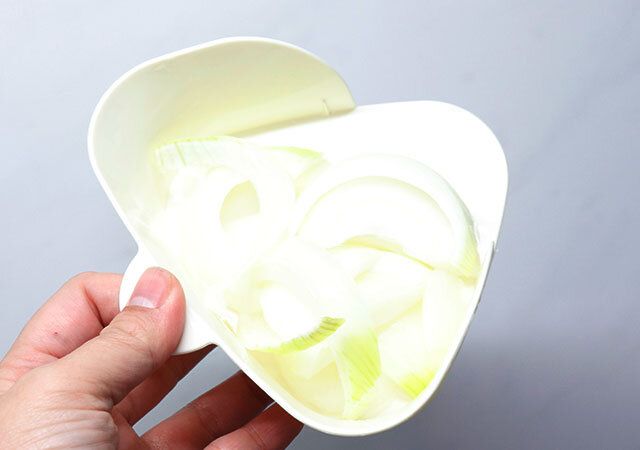 キャンドゥのフードスクーパーで食材を移動させる