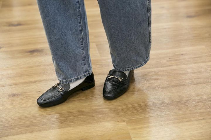 画像: 【GLOBAL WORK】GOODデニムバギーパンツ¥5,940、らくっション撥水2WAYローファー¥5,500 www.dot-st.com