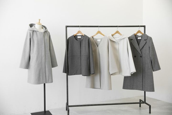 画像: 左から：【GLOBAL WORK】軽やかストレッチ2WAYコート¥10,890、軽やかストレッチミドルコート¥8,920、軽やかストレッチノーカラーコート¥10,890、軽やかストレッチフードミドルコート¥9,900、軽やかストレッチテーラーコート¥11,990 www.dot-st.com