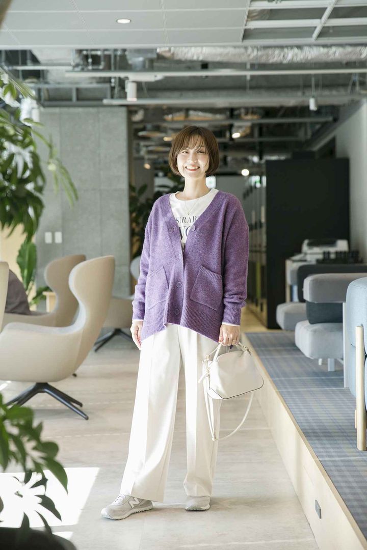 画像2: 【GLOBAL WORK】フワフワHugmeカーディガン¥5,500、ヘビロッTEEプリント長袖¥2,970、あったかウツクシルエットワイドパンツ¥5,500、スペ軽お財布ショルダー¥3,960 www.dot-st.com