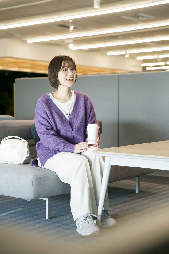 画像1: 【GLOBAL WORK】フワフワHugmeカーディガン¥5,500、ヘビロッTEEプリント長袖¥2,970、あったかウツクシルエットワイドパンツ¥5,500、スペ軽お財布ショルダー¥3,960 www.dot-st.com