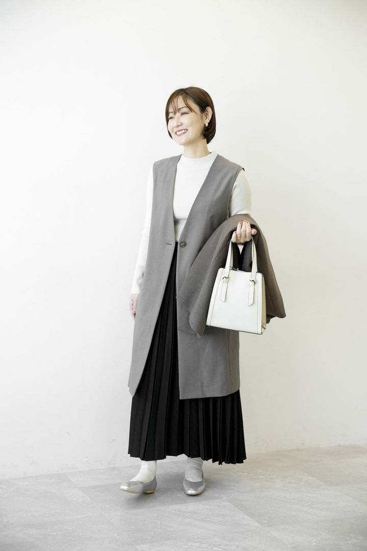 画像: 【GLOBAL WORK】ウツクシルエットジレ¥7,920、メルティリブハイネックラメプルオーバー¥3,960、お手入れらくらくプリーツスカート¥5,940、スペ軽変形3WAYバッグ¥4,510、らくっション撥水フィットパンプス¥4,510、軽やかストレッチノーカラーコート¥10,890 www.dot-st.com