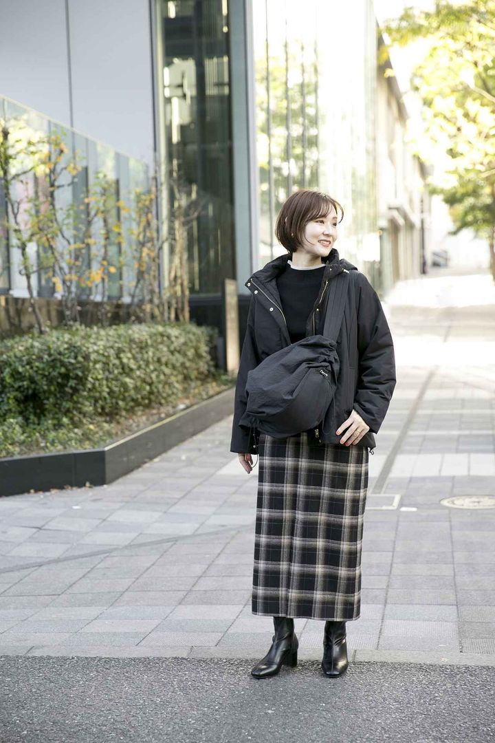 画像: 【GLOBAL WORK】ライトウォーム撥水フードブルゾン¥11,990、メルティパイピングプルオーバー¥4,510、ウールブレンドチェックスカート¥5,940、撥水軽量変形ショルダー¥3,960、らくっション撥水ストレッチブーツ¥6,930 www.dot-st.com