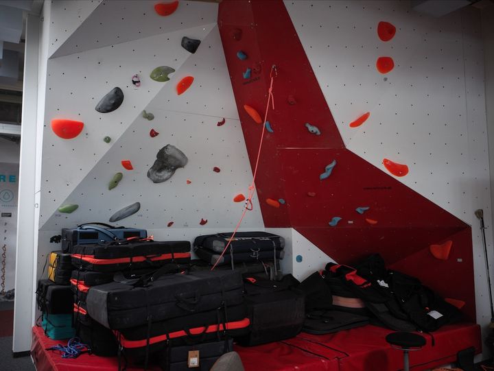 〈MAMMUT〉社内のクライミングウォール