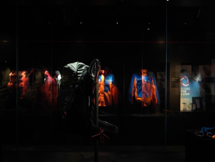 〈MAMUUT〉のブランドの歩みを紹介する展示コーナー