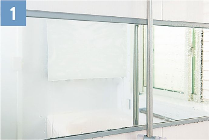 1_鏡にクエン酸水に浸したキッチンペーパーを張りつけ、５分ほど放置する。