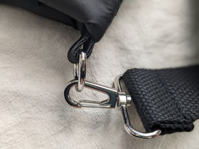 ストラップ接続部