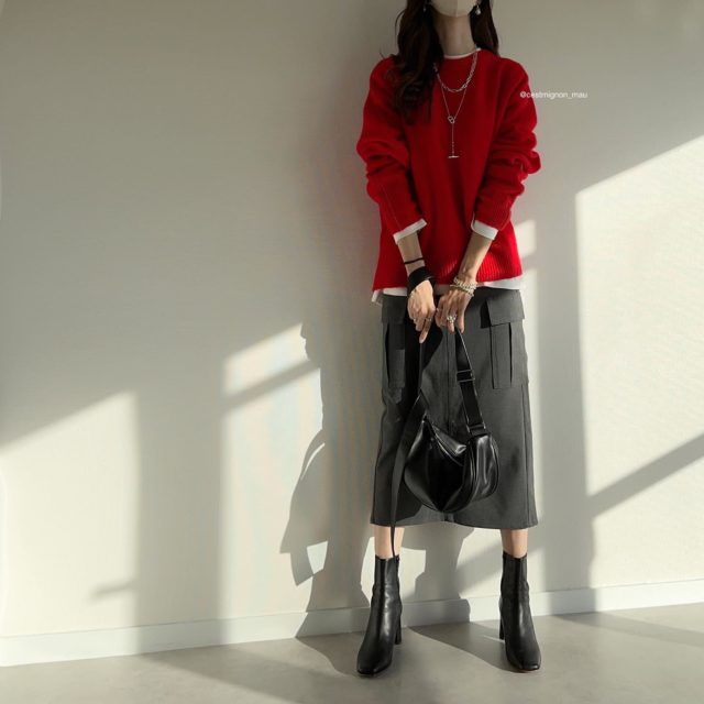 レッドニット＆カーゴスカートの女性正面