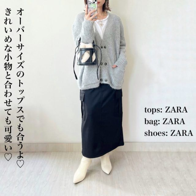 オーバーニットとカーゴスカートの女性