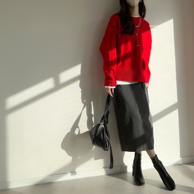 レッドニット＆カーゴスカートの女性