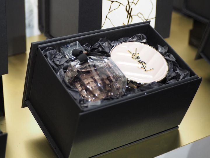 画像: 「モンパリ オーデパルファム」50mL ¥17,600 、「ラディアント タッチ グロウパクト」¥9,900