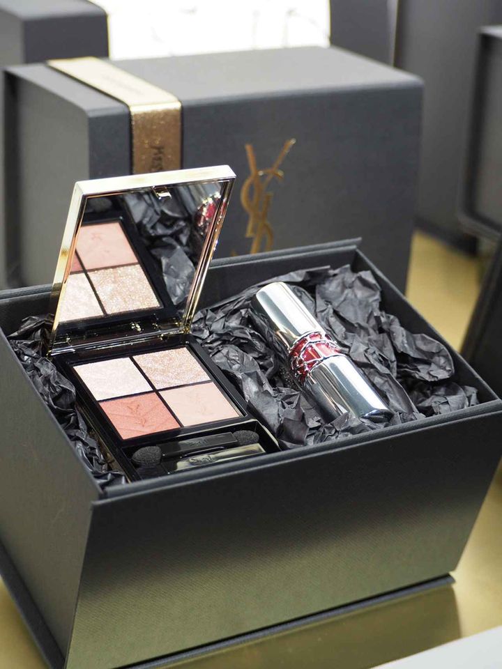 画像: 「クチュール ミニクラッチ」 #500（ナディナ グロウ）¥9,900、「ルージュ ヴォリュプテ キャンディグレーズ」#13（フラッシング ローズ）¥5,500