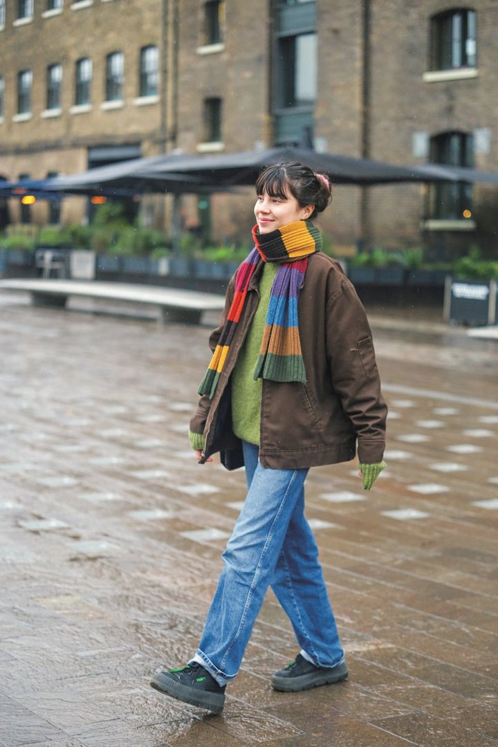 シンプルコーデにチェック柄やカラフル小物を合わせて【ロンドンガールの一週間コーデ】