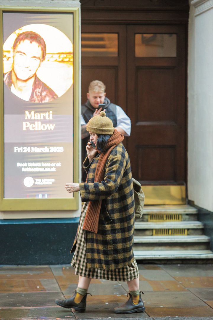 シンプルコーデにチェック柄やカラフル小物を合わせて【ロンドンガールの一週間コーデ】