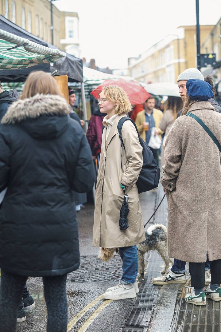 シンプルコーデにチェック柄やカラフル小物を合わせて【ロンドンガールの一週間コーデ】