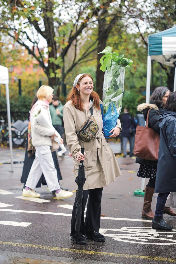シンプルコーデにチェック柄やカラフル小物を合わせて【ロンドンガールの一週間コーデ】