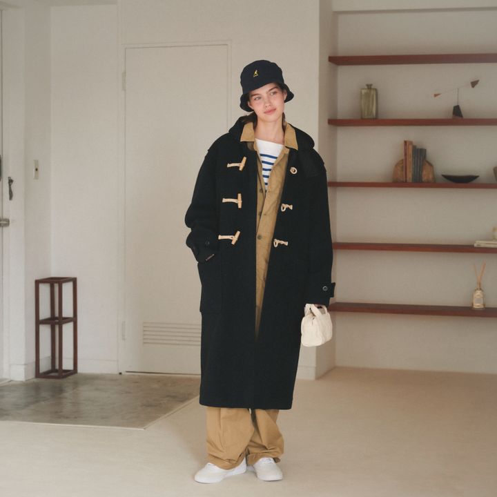 ダッフルコート×オールインワンをこなれさせる、白いミッドカットスニーカー【マイスタンダードブック】