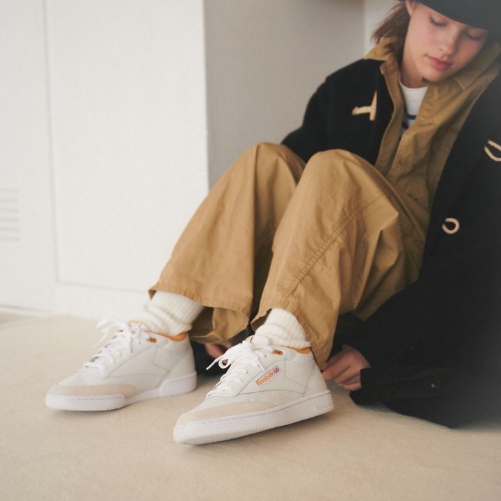 ダッフルコート×オールインワンをこなれさせる、白いミッドカットスニーカー【マイスタンダードブック】