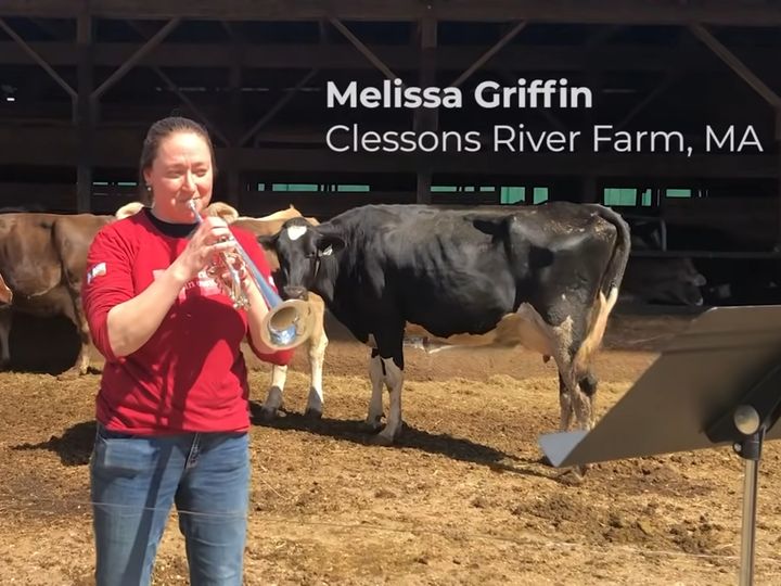 酪農家がトランペットを演奏すると…