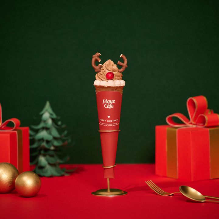 クリスマスのラウンド帰りにみんなで食べる？ サンタとトナカイのキュートなクレープ