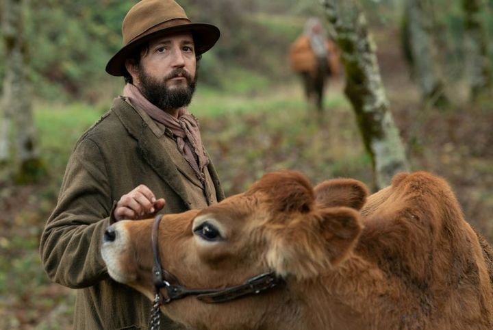 富も名誉もない男同士の友情とアメリカン・ドリーム、ケリー・ライカート監督『ファースト・カウ』