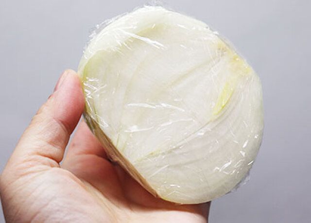 ラップで包んだ玉ねぎ