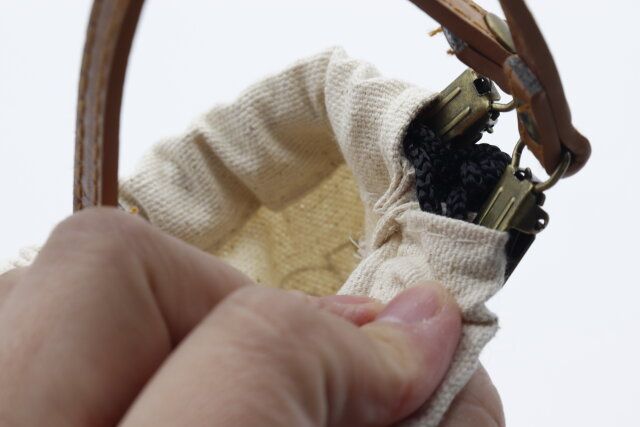 かばんに持ち手を付けられるダイソーのハンドメイドグッズ