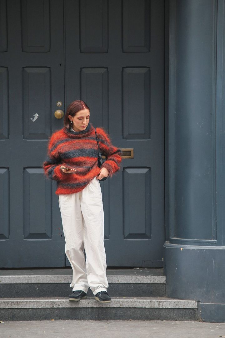 オシャレなニットはハンドメイドでオンリーワン！白いパンツが効いたコーデ