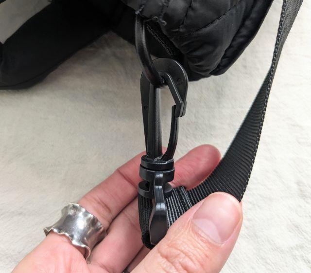 ストラップ接続部